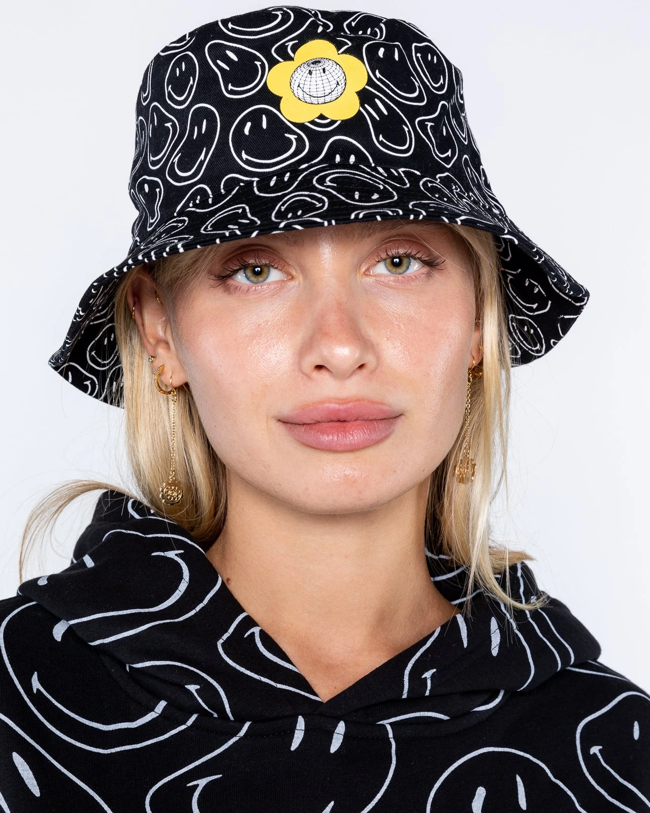Smiley® Universe Bucket Hat Outlet ???? BY SAMII RYAN Smiley® Universe Bucket Hat ???? -BY SAMII RYAN Shop EVY16094
